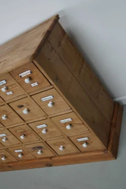 Armoire d'apothicaire allemande antique en pin avec boucliers en émail, années 1900