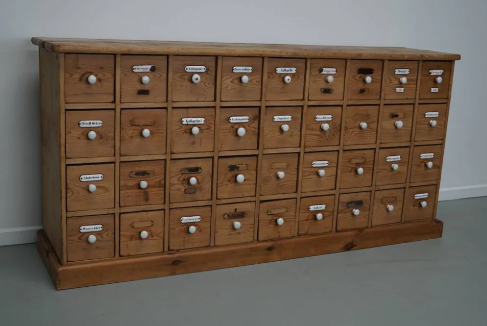 Armoire d'apothicaire allemande antique en pin avec boucliers en émail, années 1900