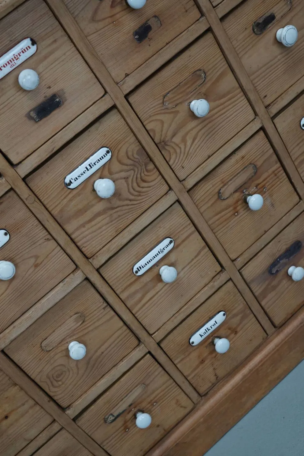 Armoire d'apothicaire allemande antique en pin avec boucliers en émail, années 1900