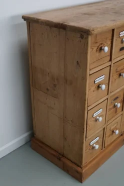 Armoire d'apothicaire allemande antique en pin avec boucliers en émail, années 1900