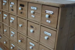 Armoire d'apothicaire allemande antique en pin avec boucliers en émail, années 1900