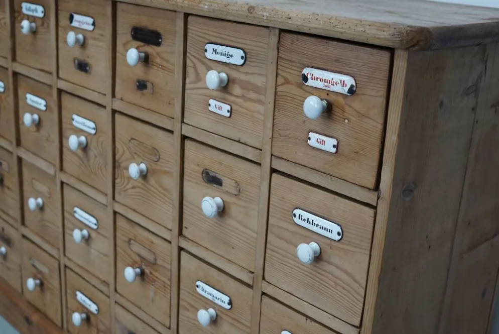 Armoire d'apothicaire allemande antique en pin avec boucliers en émail, années 1900