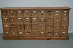 Armoire d'apothicaire allemande antique en pin avec boucliers en émail, années 1900