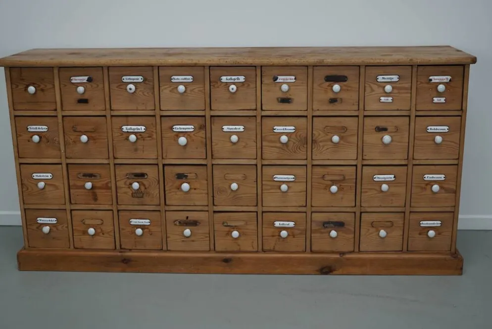 Armoire d'apothicaire allemande antique en pin avec boucliers en émail, années 1900