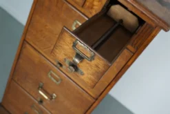 Armoire d'apothicaire / classeur en chêne français, années 1920/30