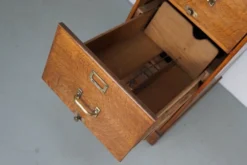 Armoire d'apothicaire / classeur en chêne français, années 1920/30
