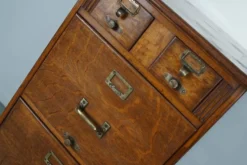 Armoire d'apothicaire / classeur en chêne français, années 1920/30