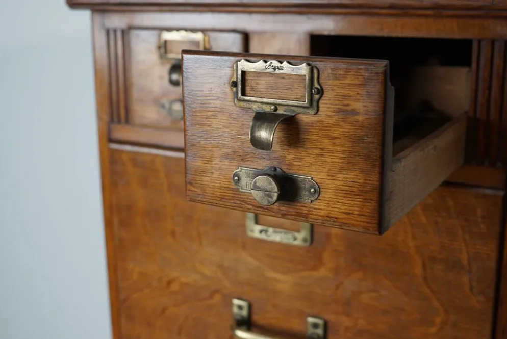 Armoire d'apothicaire / classeur en chêne français, années 1920/30