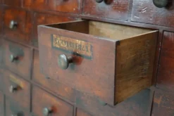 Armoire d'apothicaire / commode à tiroirs en bois dur antique, Angleterre, XIXe siècle