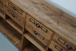 Armoire d'apothicaire / comptoir de magasin rustique en pin allemand vintage, années 1930