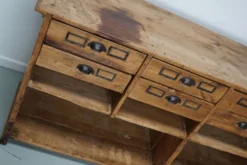 Armoire d'apothicaire / comptoir de magasin rustique en pin allemand vintage, années 1930