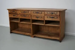 Armoire d'apothicaire / comptoir de magasin rustique en pin allemand vintage, années 1930