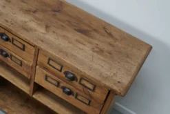 Armoire d'apothicaire / comptoir de magasin rustique en pin allemand vintage, années 1930