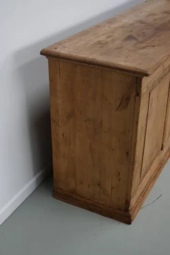 Armoire d'apothicaire / comptoir de magasin rustique en pin allemand vintage, années 1930