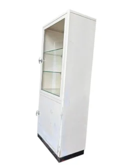 Armoire d'apothicaire industrielle vintage blanche / vitrine