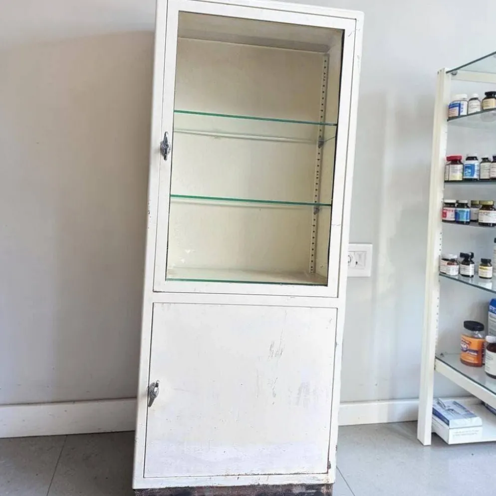Armoire d'apothicaire industrielle vintage blanche / vitrine