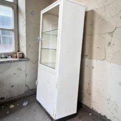 Armoire d'apothicaire industrielle vintage blanche / vitrine