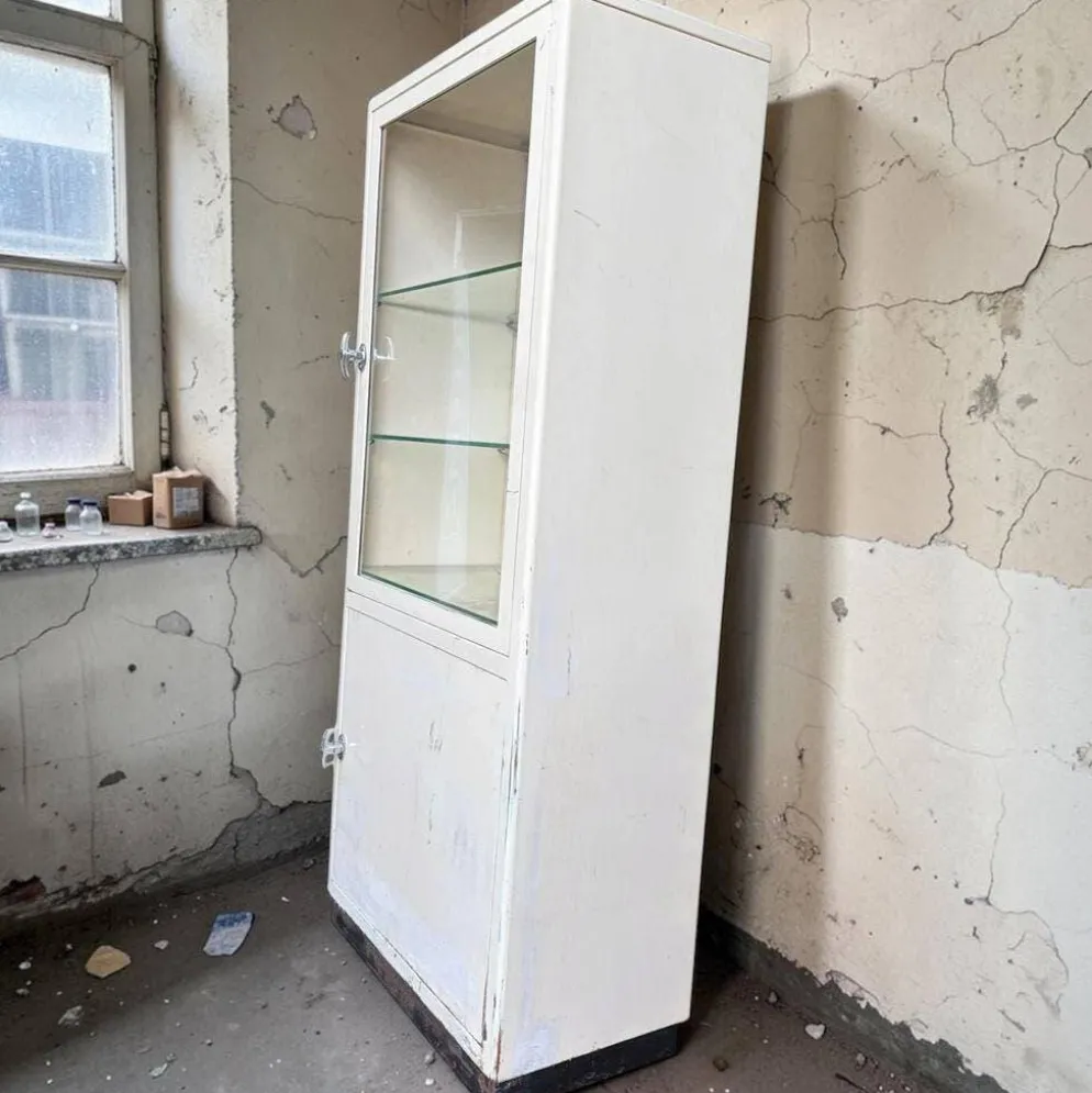 Armoire d'apothicaire industrielle vintage blanche / vitrine