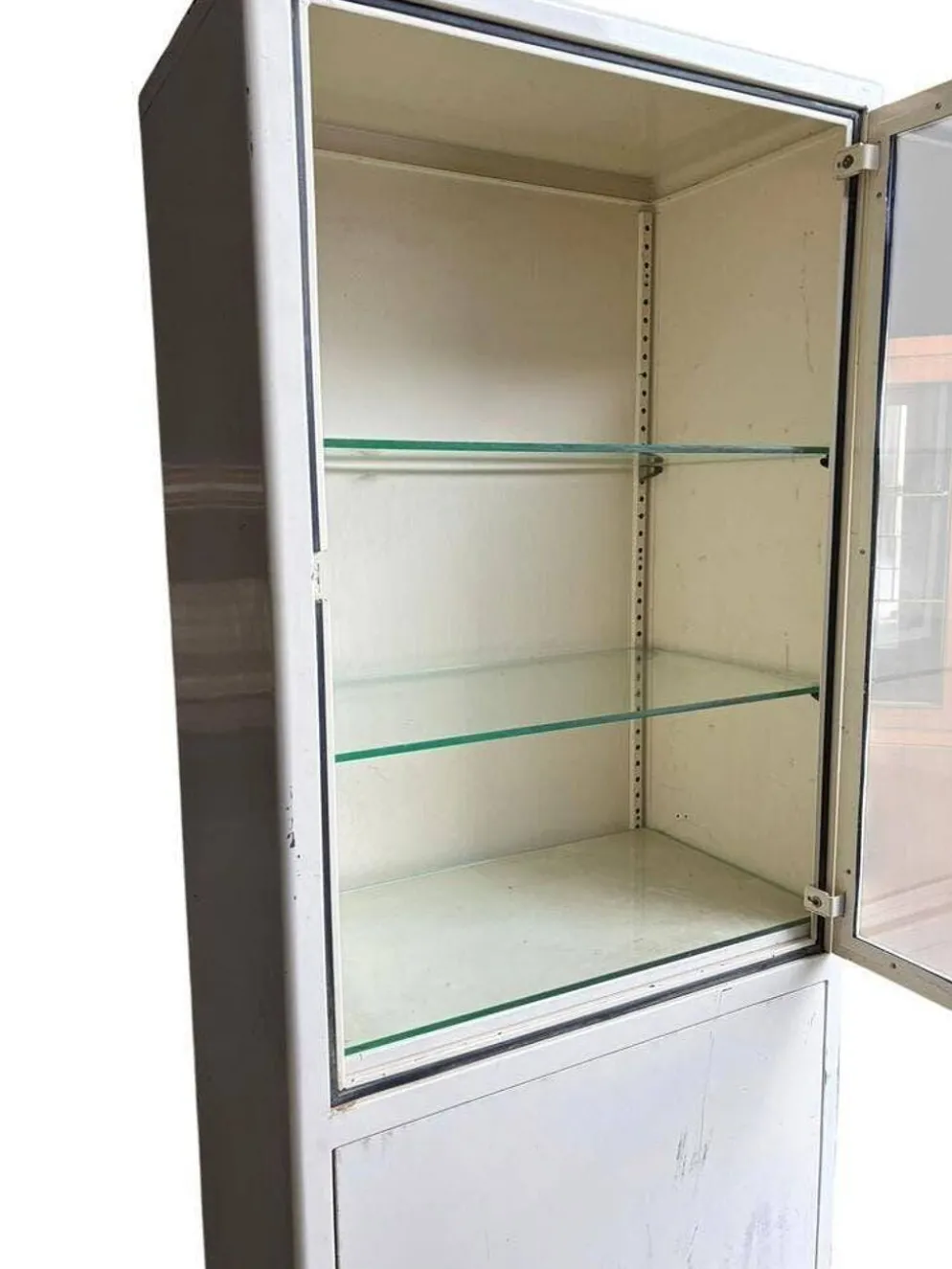 Armoire d'apothicaire industrielle vintage blanche / vitrine