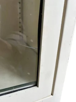 Armoire d'apothicaire industrielle vintage blanche / vitrine
