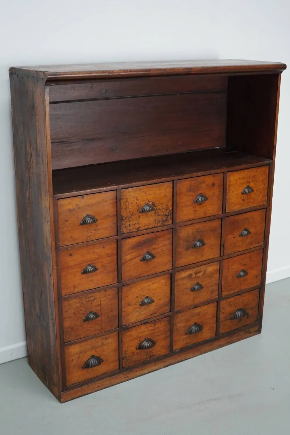 Armoire d'apothicaire victorienne ancienne en bois dur et en pin