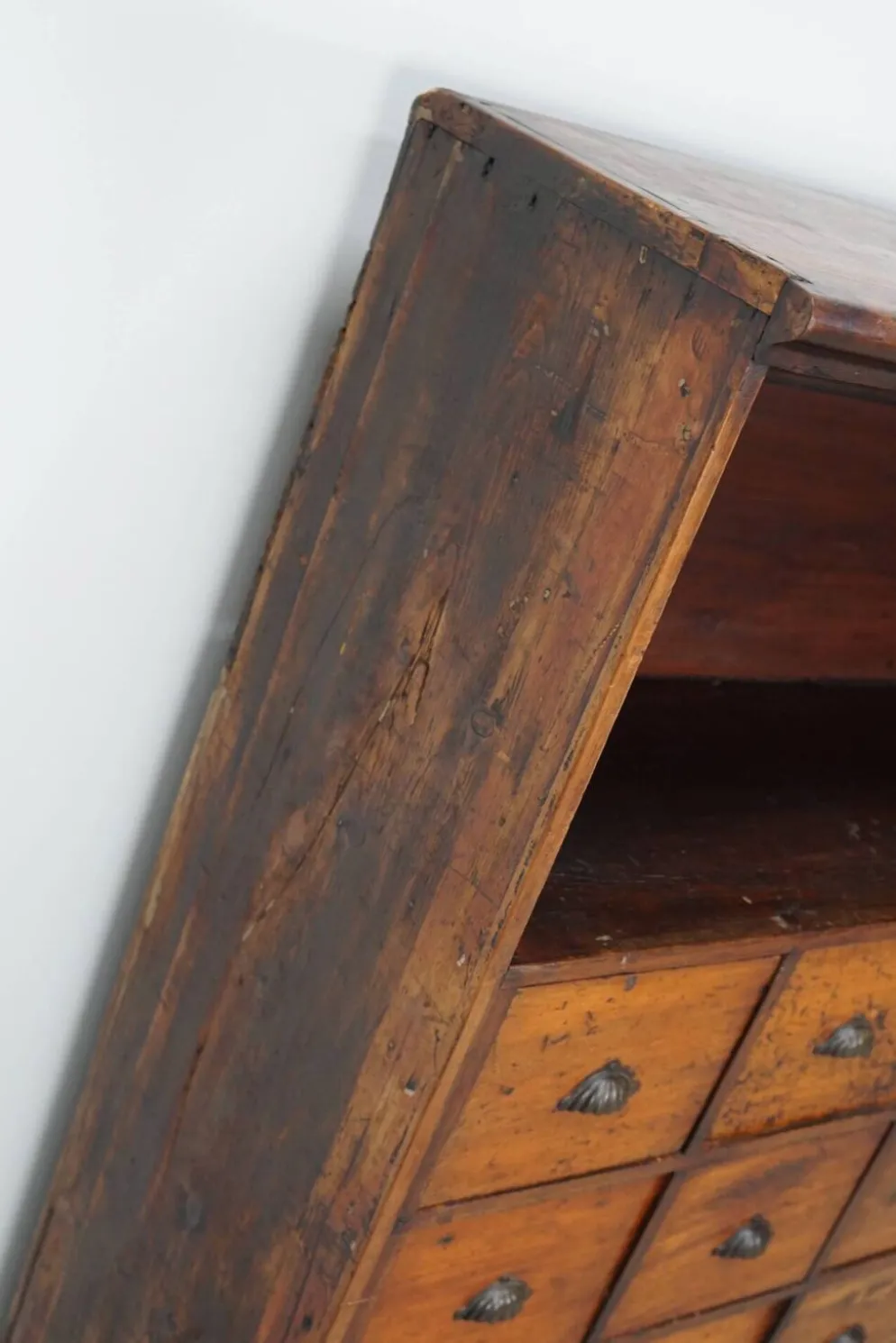 Armoire d'apothicaire victorienne ancienne en bois dur et en pin