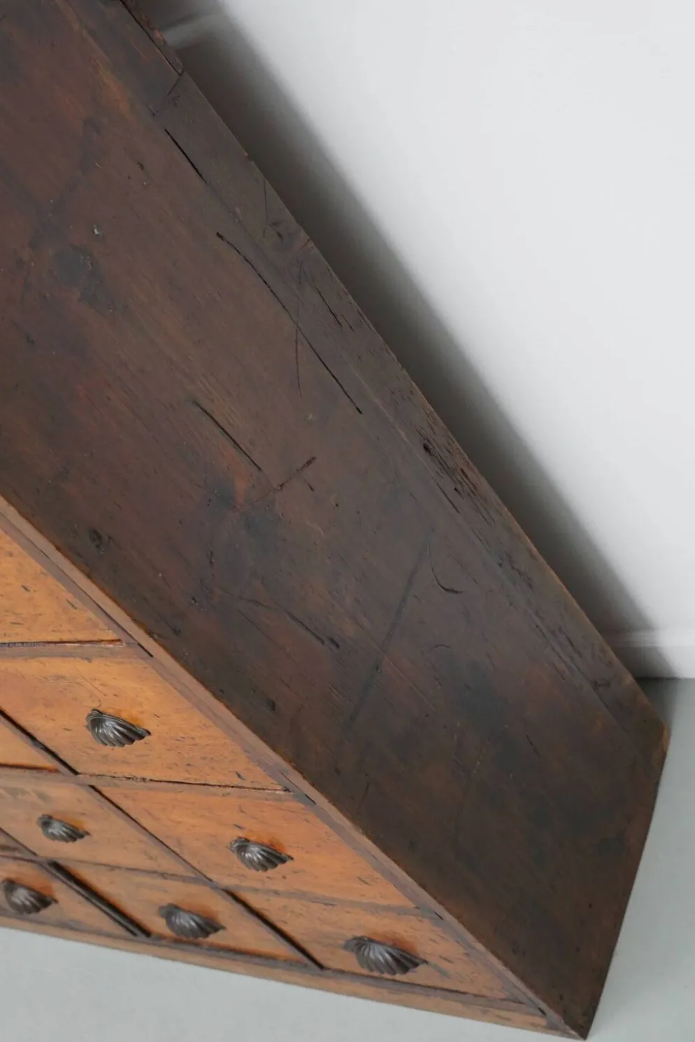 Armoire d'apothicaire victorienne ancienne en bois dur et en pin