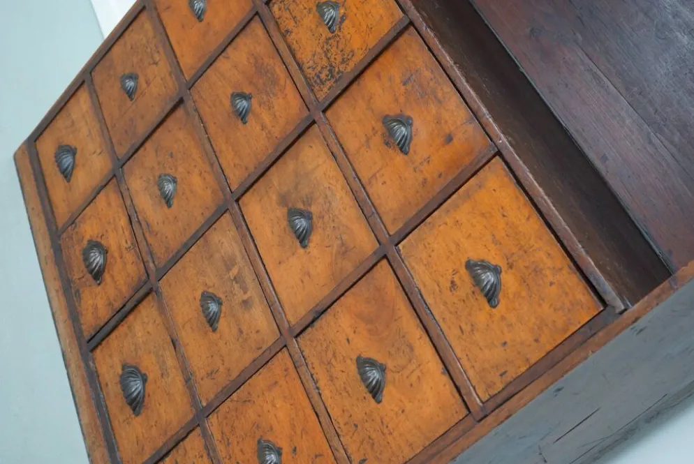 Armoire d'apothicaire victorienne ancienne en bois dur et en pin