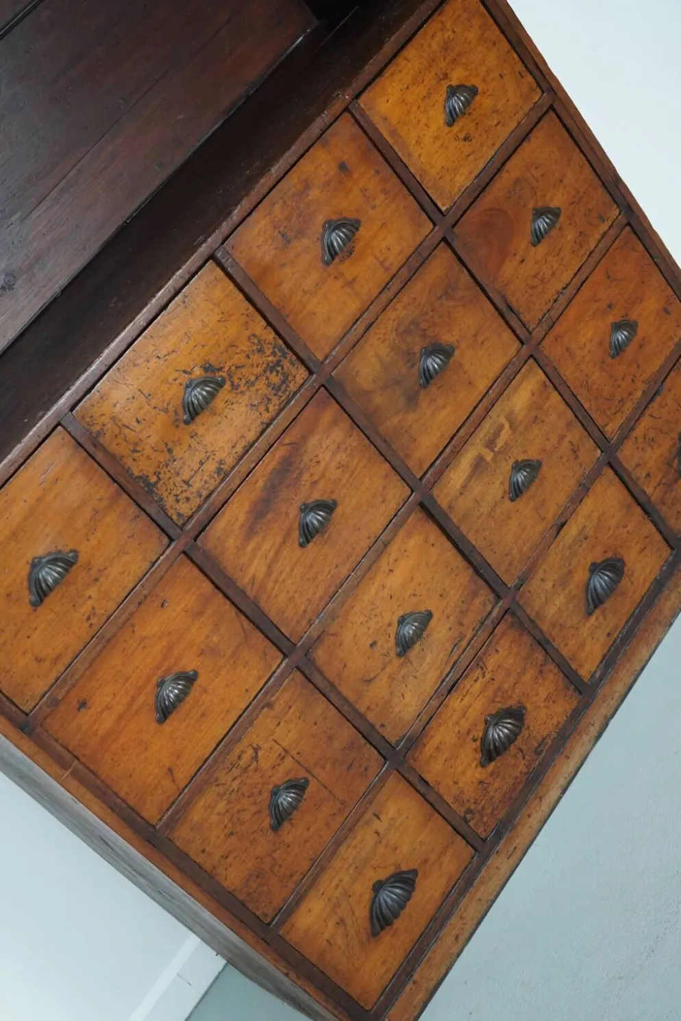 Armoire d'apothicaire victorienne ancienne en bois dur et en pin