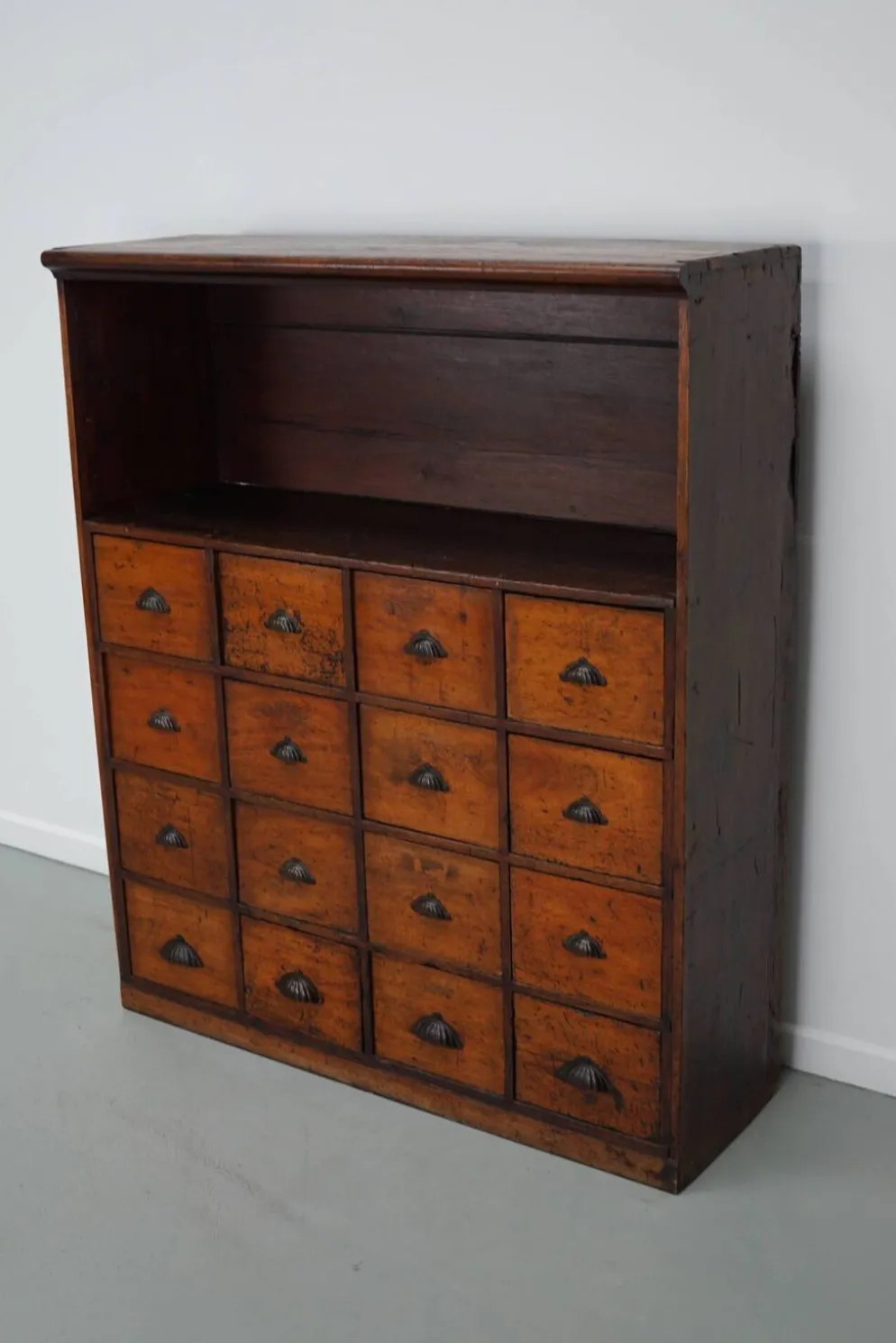 Armoire d'apothicaire victorienne ancienne en bois dur et en pin