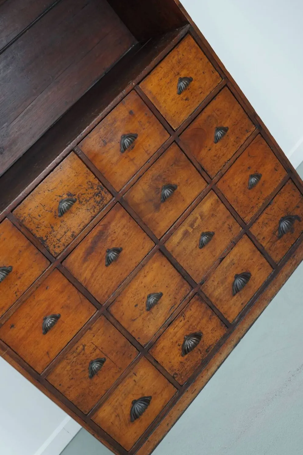Armoire d'apothicaire victorienne ancienne en bois dur et en pin