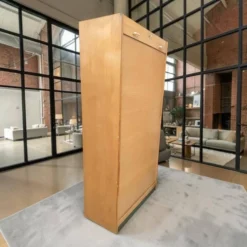 Armoire d'archives vintage en bois / armoire à rideau / armoire à compartiments