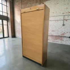 Armoire d'archives vintage en bois / armoire à rideau / armoire à compartiments