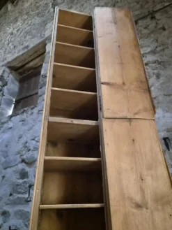 Armoire d'atelier française ancienne en pin avec compartiments