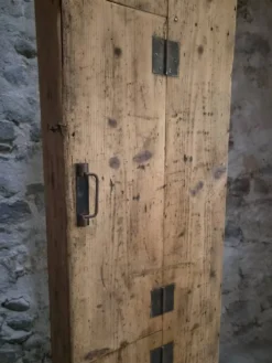Armoire d'atelier française ancienne en pin avec compartiments