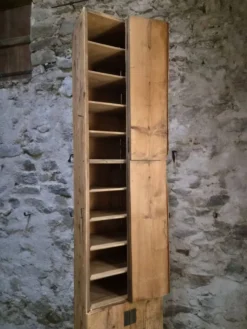 Armoire d'atelier française ancienne en pin avec compartiments