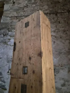 Armoire d'atelier française ancienne en pin avec compartiments