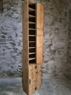 Armoire d'atelier française ancienne en pin avec compartiments