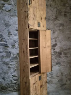 Armoire d'atelier française ancienne en pin avec compartiments