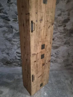 Armoire d'atelier française ancienne en pin avec compartiments