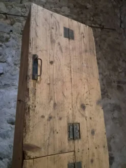 Armoire d'atelier française ancienne en pin avec compartiments
