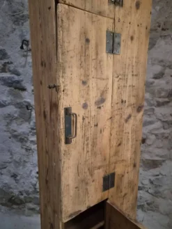 Armoire d'atelier française ancienne en pin avec compartiments