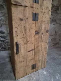 Armoire d'atelier française ancienne en pin avec compartiments