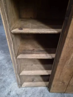 Armoire d'atelier française ancienne en pin avec compartiments