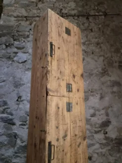 Armoire d'atelier française ancienne en pin avec compartiments