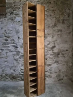 Armoire d'atelier française ancienne en pin avec compartiments