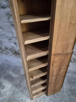Armoire d'atelier française ancienne en pin avec compartiments
