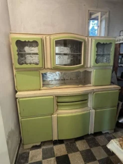 Armoire de cuisine Art Déco hongroise verte et crème avec portes en verre, années 1940.