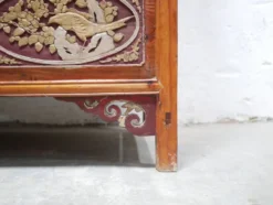 Armoire de mariage chinoise ancienne en orme sculpté et laqué – École de Ni