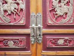 Armoire de mariage chinoise ancienne en orme sculpté et laqué – École de Ni